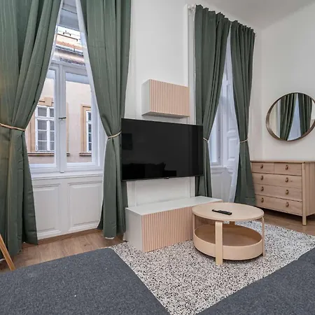 Gozsdu Court Three Roses * Budapešť