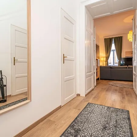 Gozsdu Court Three Roses Apartment *