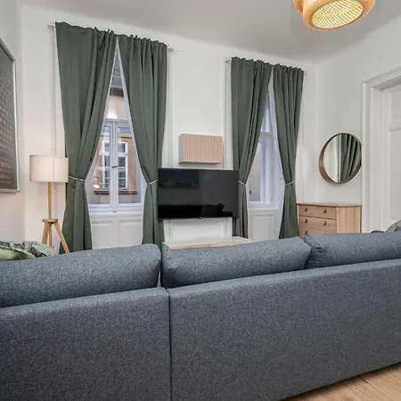 Apartment Gozsdu Court Three Roses