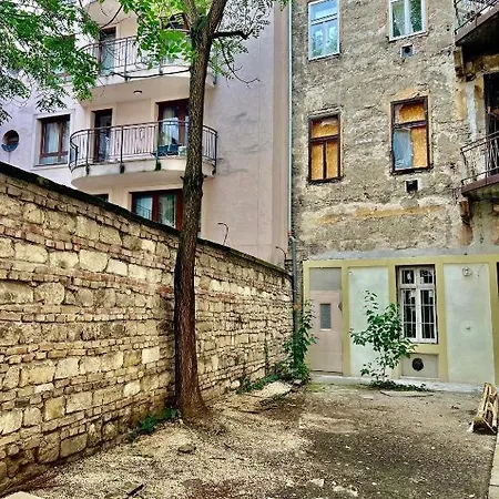 Gozsdu Court Three Roses Апартаменты