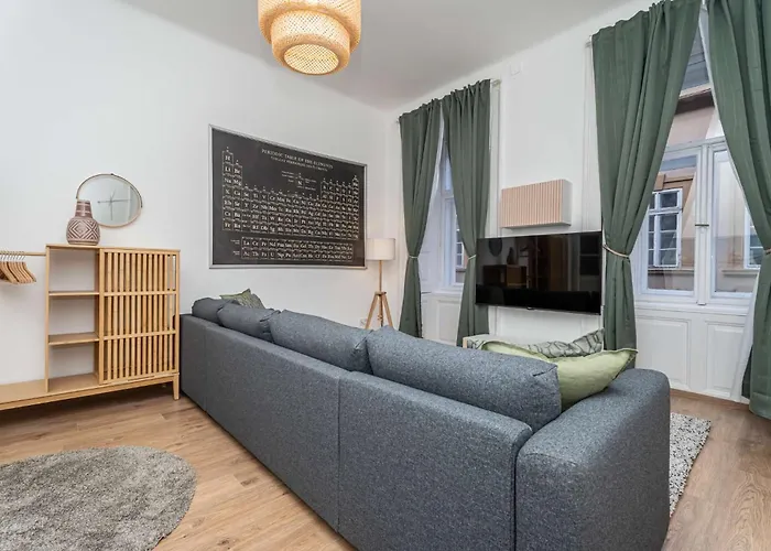 Ghetto - Gozsdu Court Three Roses *