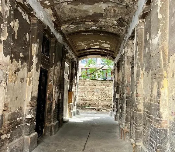 Ghetto - Gozsdu Court Three Roses Budapesta