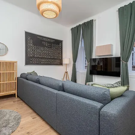 Ghetto - Gozsdu Court Three Roses *