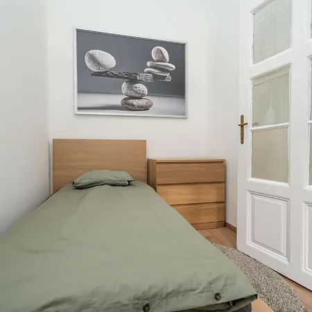 Ghetto - Gozsdu Court Three Roses